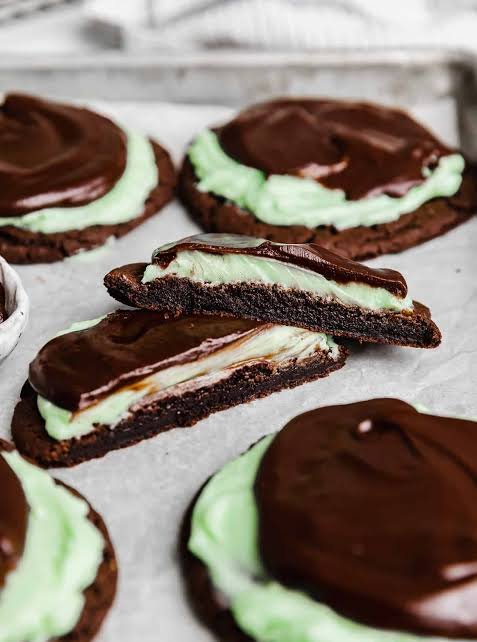 Chocomenta - Crumbl Capi